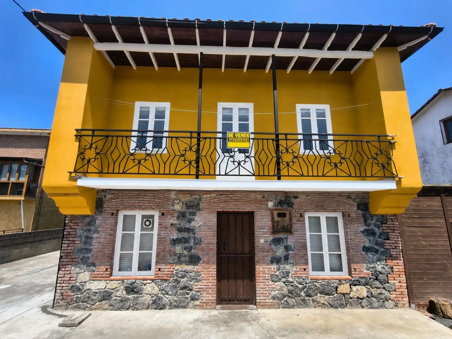 Vista exterior de Casa o chalet en venta en Santa María de Cayón con Terraza, Piscina y Balcón