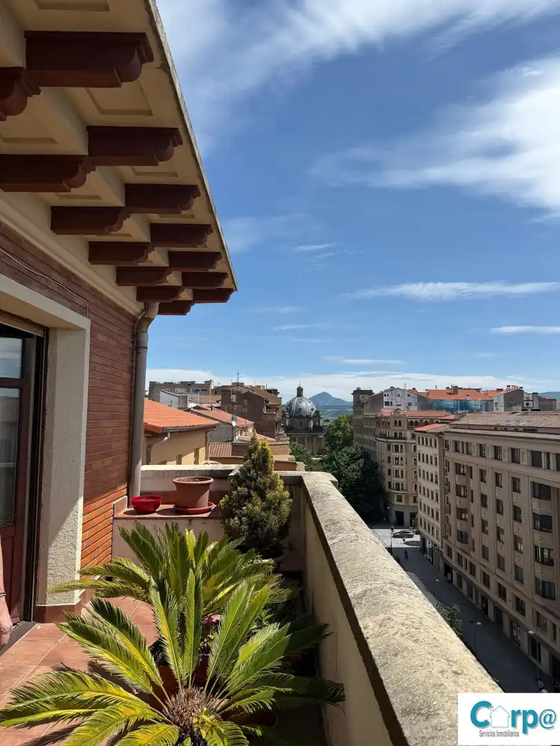 Außenansicht von Dachboden zur Miete in  Pamplona / Iruña mit Heizung, Parkett und Terrasse