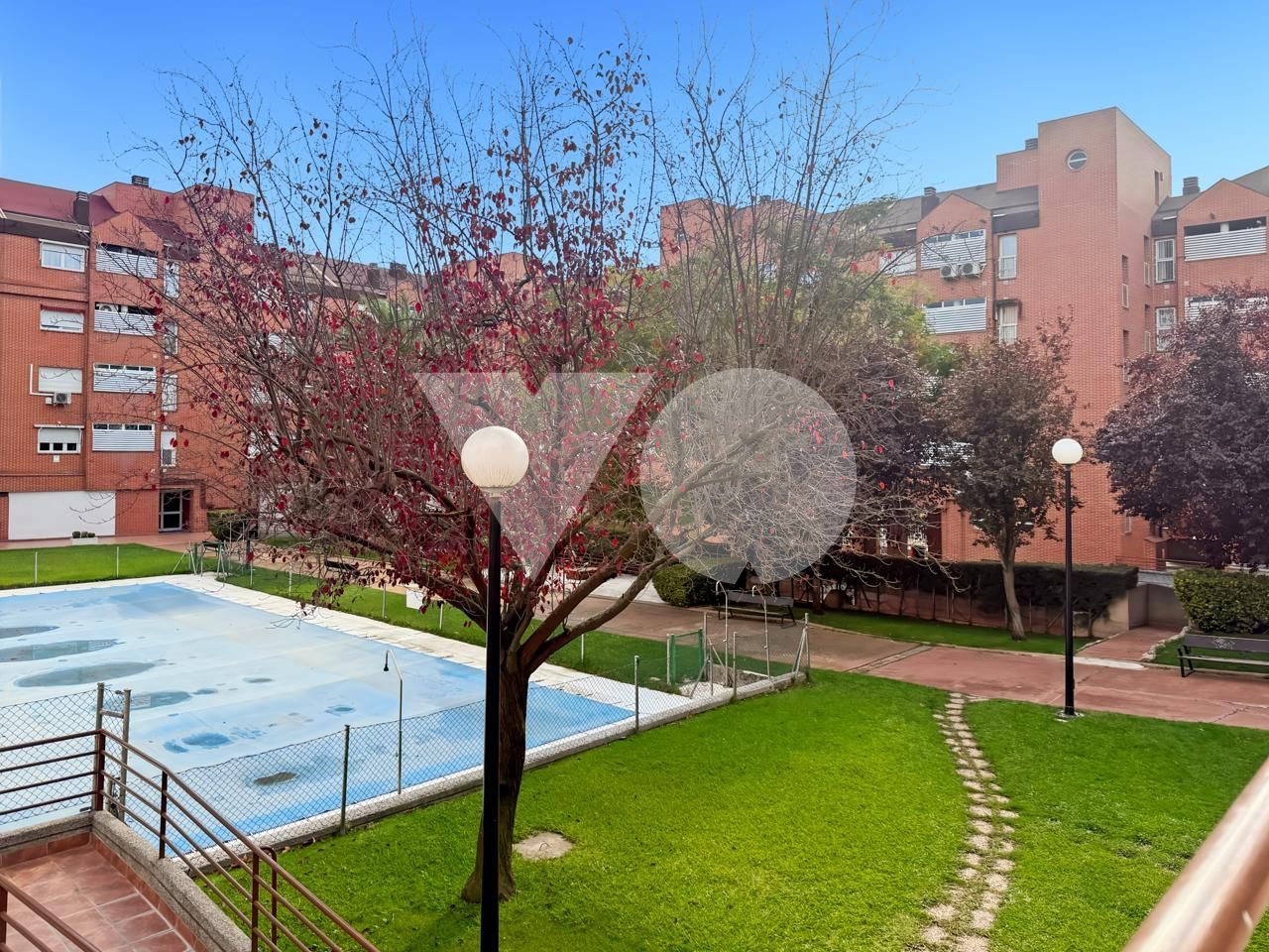 Swimming pool of Planta baja for sale in  Madrid Capital  with Air Conditioner, Heating and Terrace