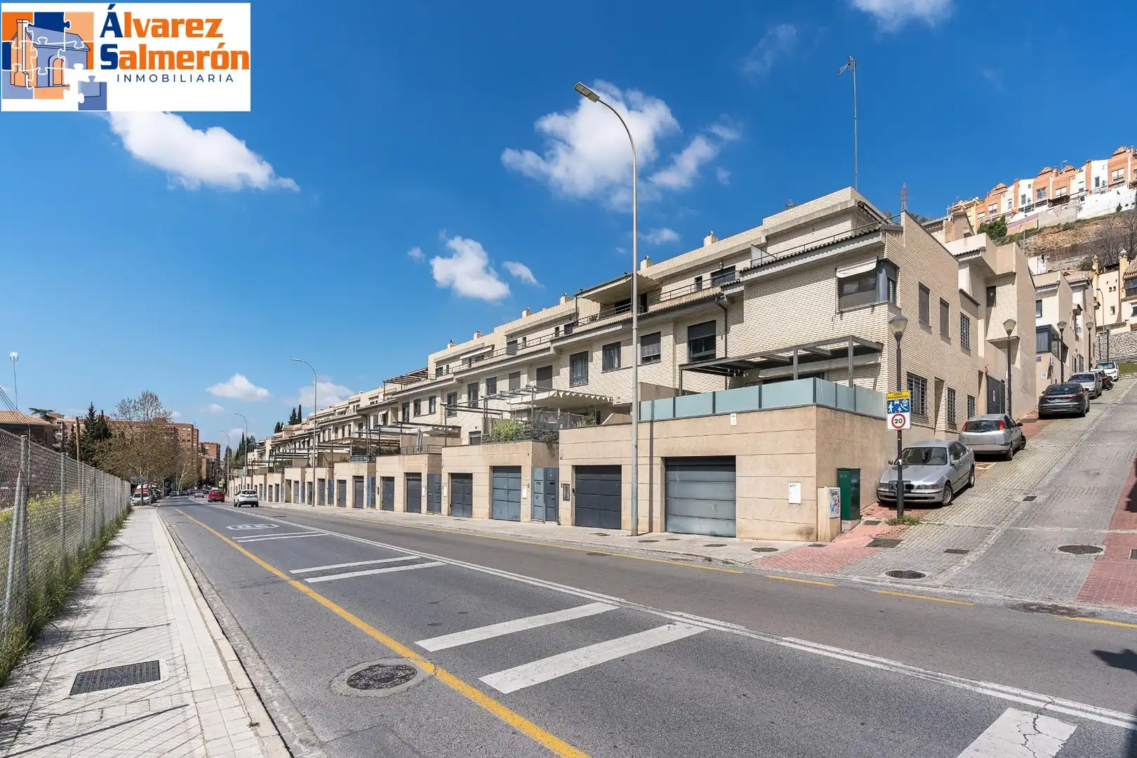 Außenansicht von Einfamilien-Reihenhaus zum Verkauf in Granada mit Privatgarten und Balkon