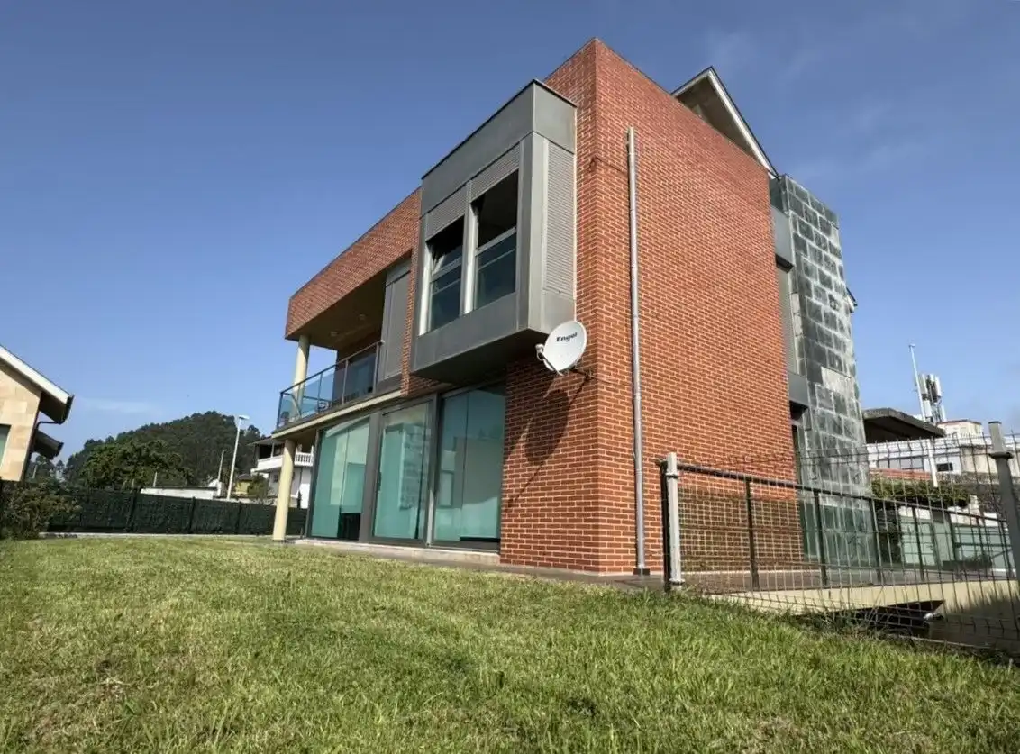 Vista exterior de Casa o xalet en venda en Santa Cruz de Bezana amb Calefacció, Jardí privat i Terrassa