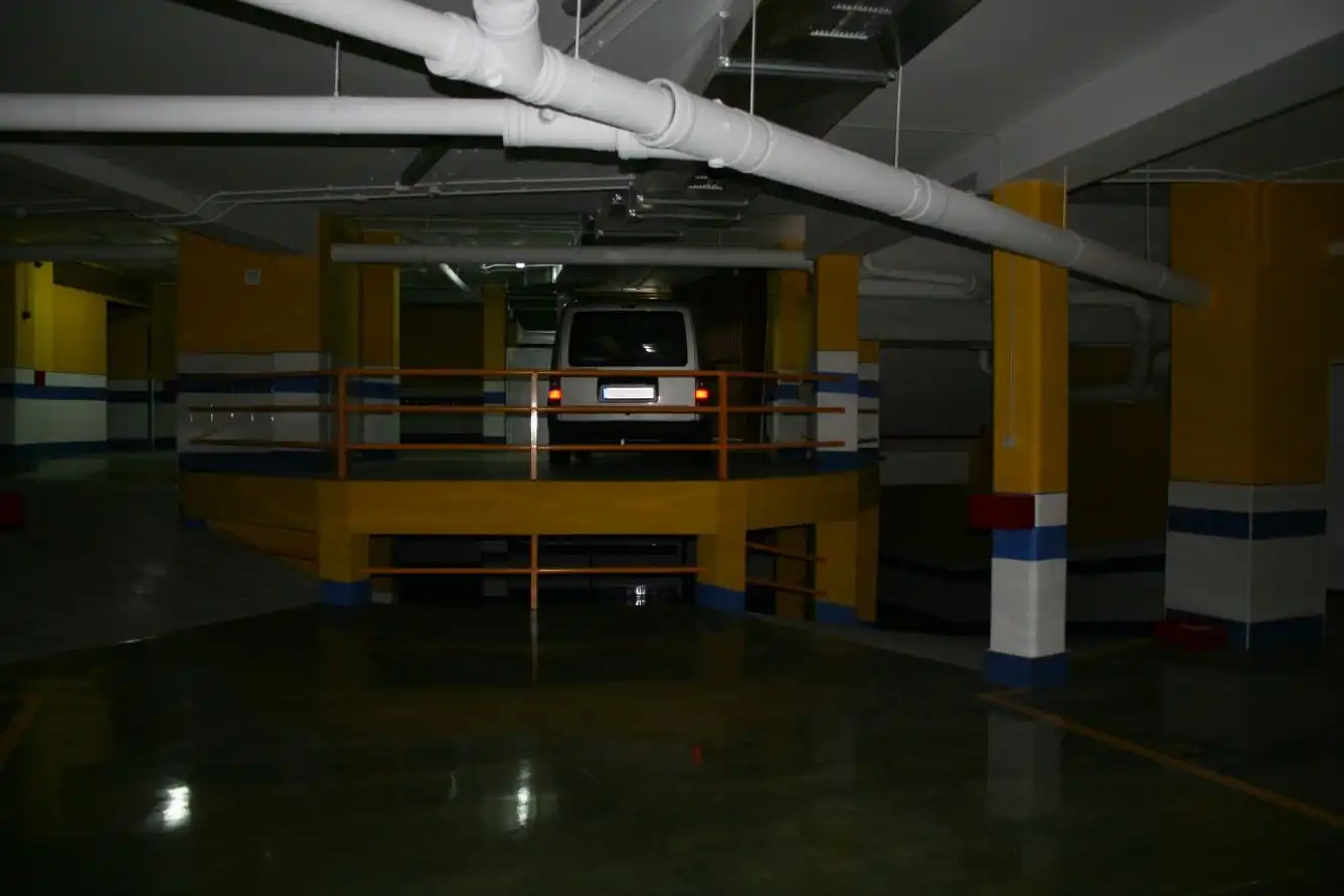 Parkplatz von Garage zur Miete in Oviedo 