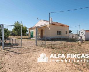 Vista exterior de Casa o xalet en venda en El Provencio   amb Jardí privat i Piscina