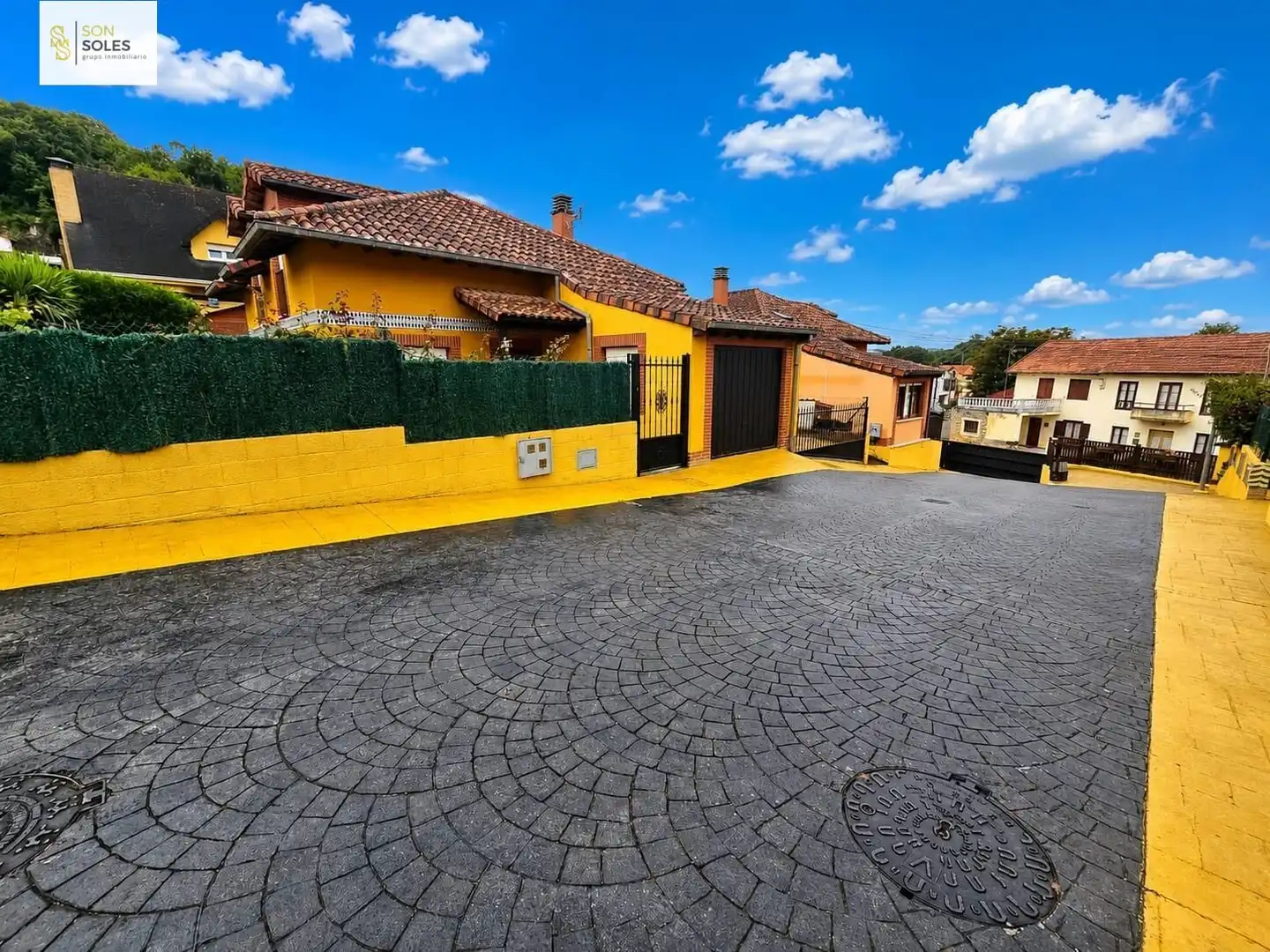 Vista exterior de Casa o xalet en venda en Camargo amb Calefacció, Jardí privat i Balcó
