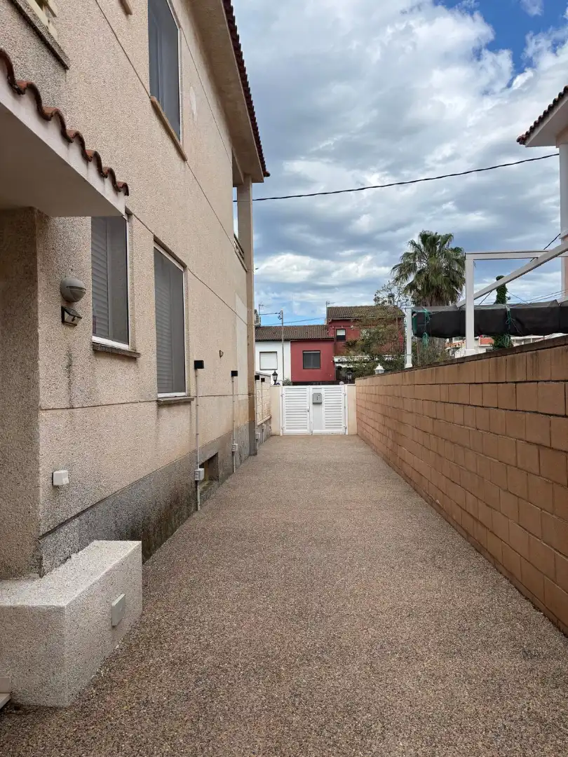 Vista exterior de Planta baja en venta en Cambrils con Aire acondicionado, Jardín privado y Parquet