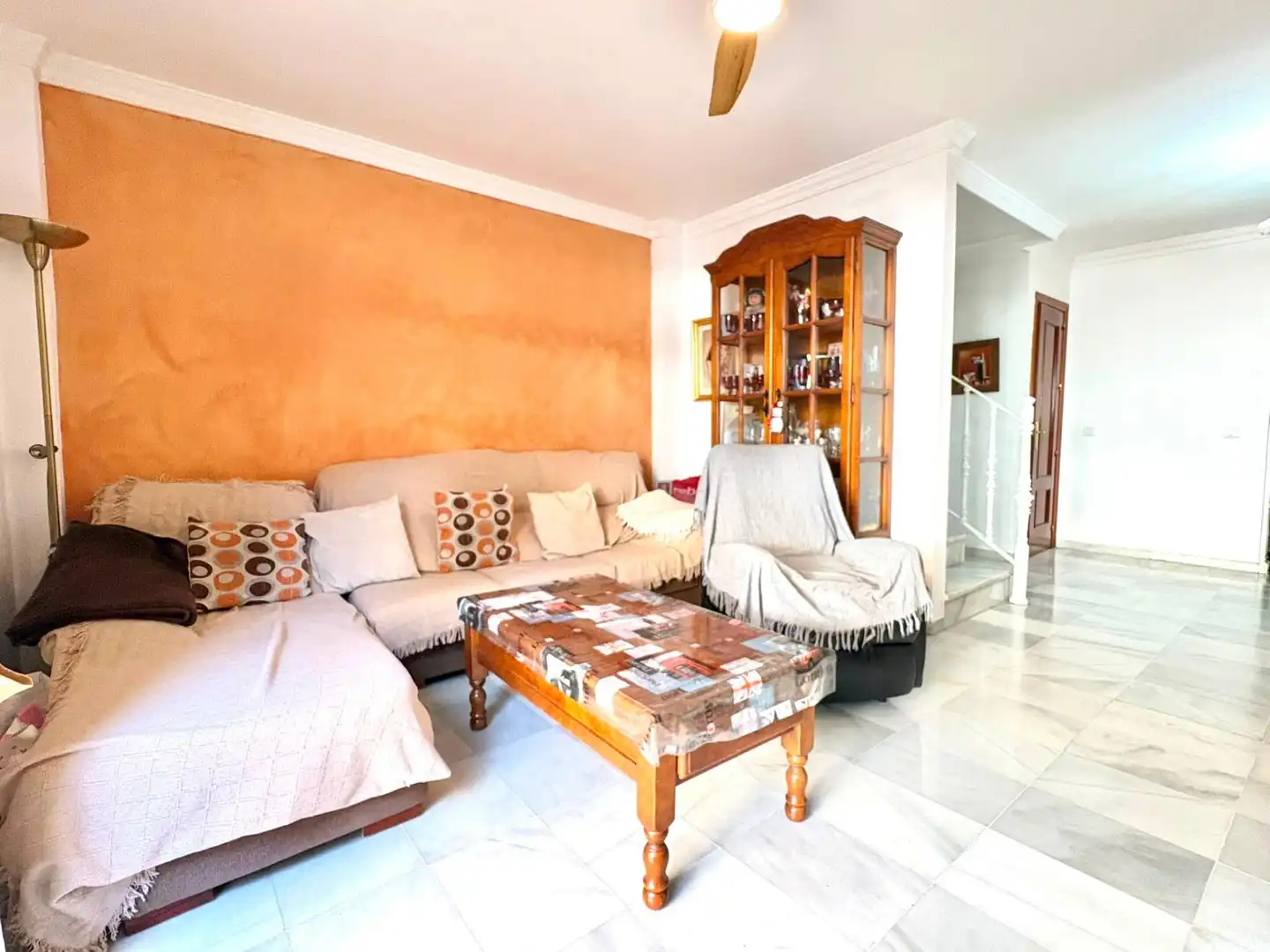 Wohnzimmer von Einfamilien-Reihenhaus zum Verkauf in Marbella mit Heizung, Terrasse und Balkon