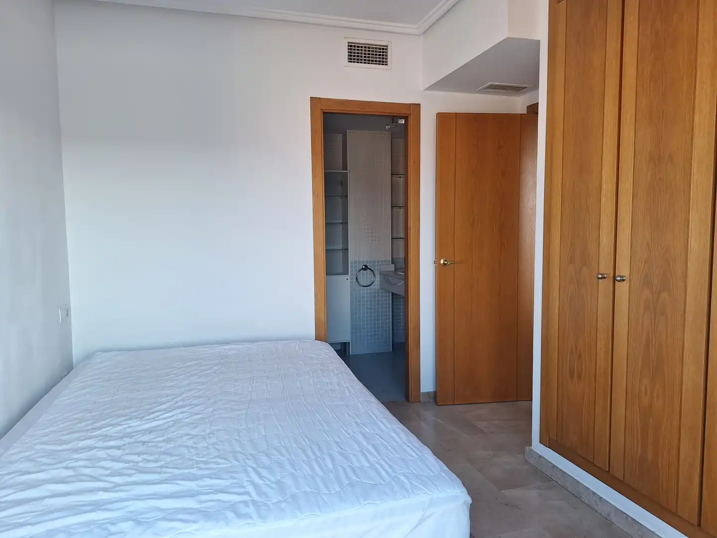 Schlafzimmer von Dachboden zur Miete in Valencia mit Klimaanlage, Heizung und Terrasse