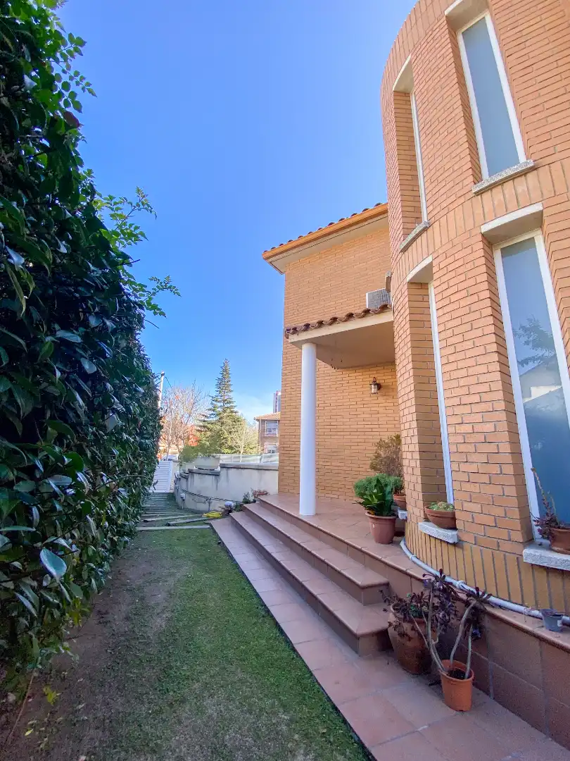 Vista exterior de Casa adosada en venta en Cerdanyola del Vallès con Aire acondicionado, Calefacción y Jardín privado