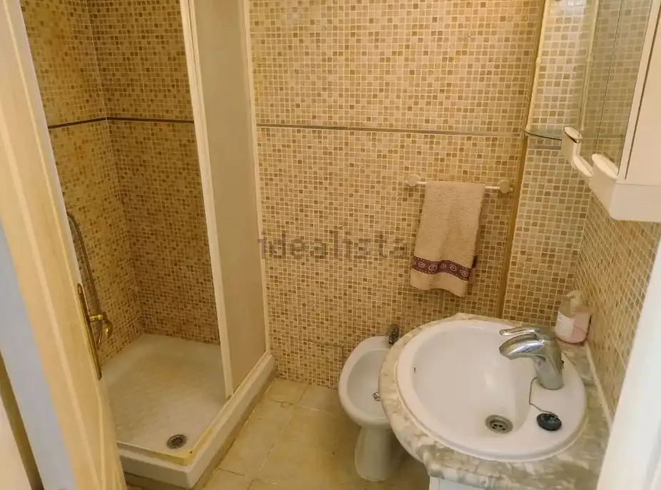 Badezimmer von Erdgeschoss zur Miete in Valencia mit Klimaanlage, Terrasse und Möbliert