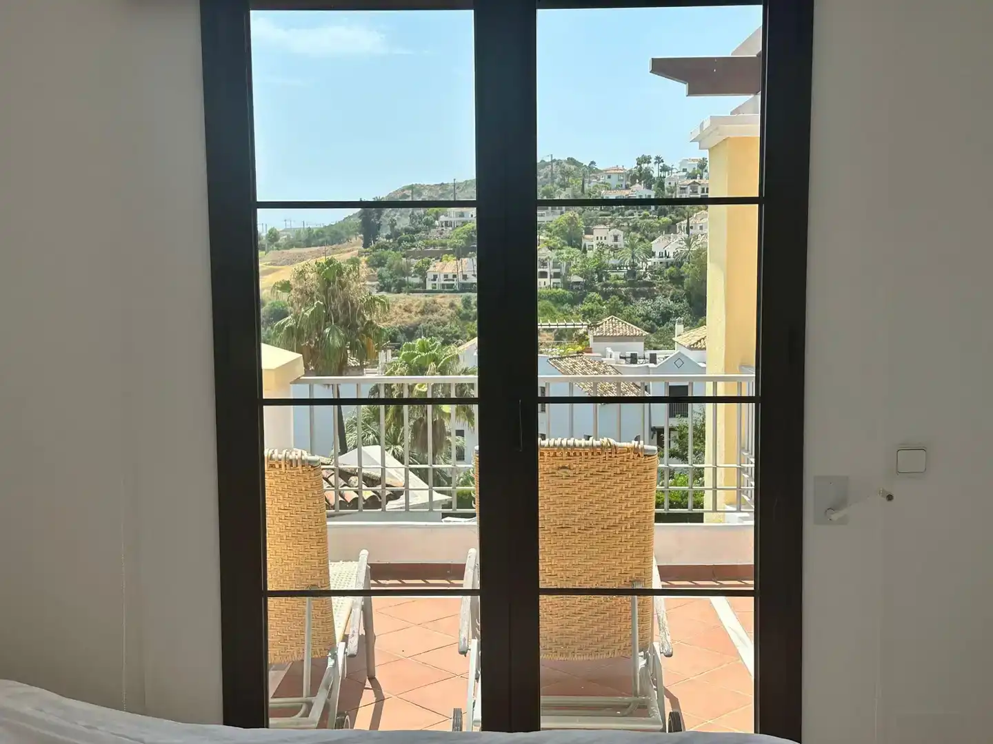 Vista exterior de Apartament de lloguer en Benahavís amb Aire condicionat i Piscina