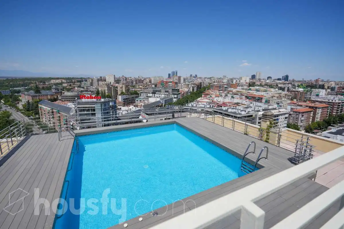 Schwimmbecken von Wohnung zum Verkauf in Madrid mit Klimaanlage, Heizung und Terrasse
