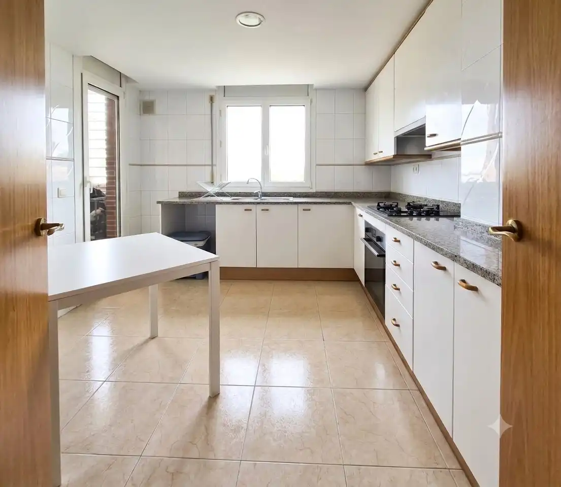 Cuina de Pis en venda en Girona amb Calefacció, Parquet i Balcó