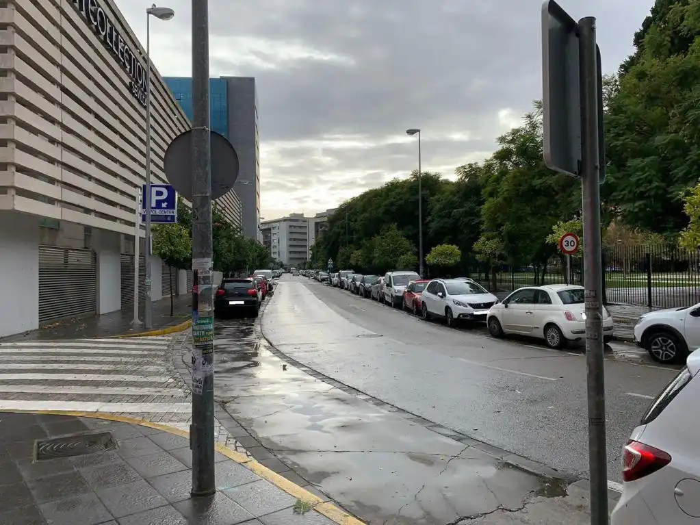 Aparcament amb ascensor en venda a Avenida de Diego Martínez Barrio 4, imagen 5