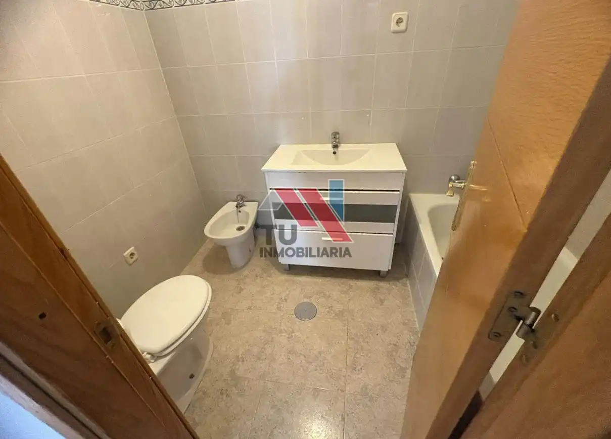Bany de Pis en venda en Fuensalida amb Balcó i Piscina comunitària