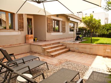 Casa aparellada amb balcó en venda a Carrer de la Sípia