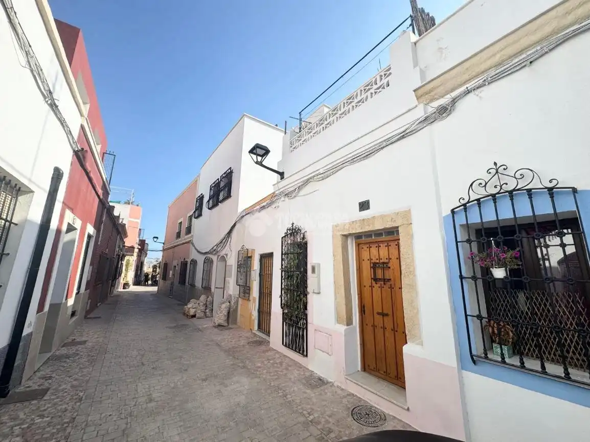 Vista exterior de Casa adosada en venta en Almería con Terraza