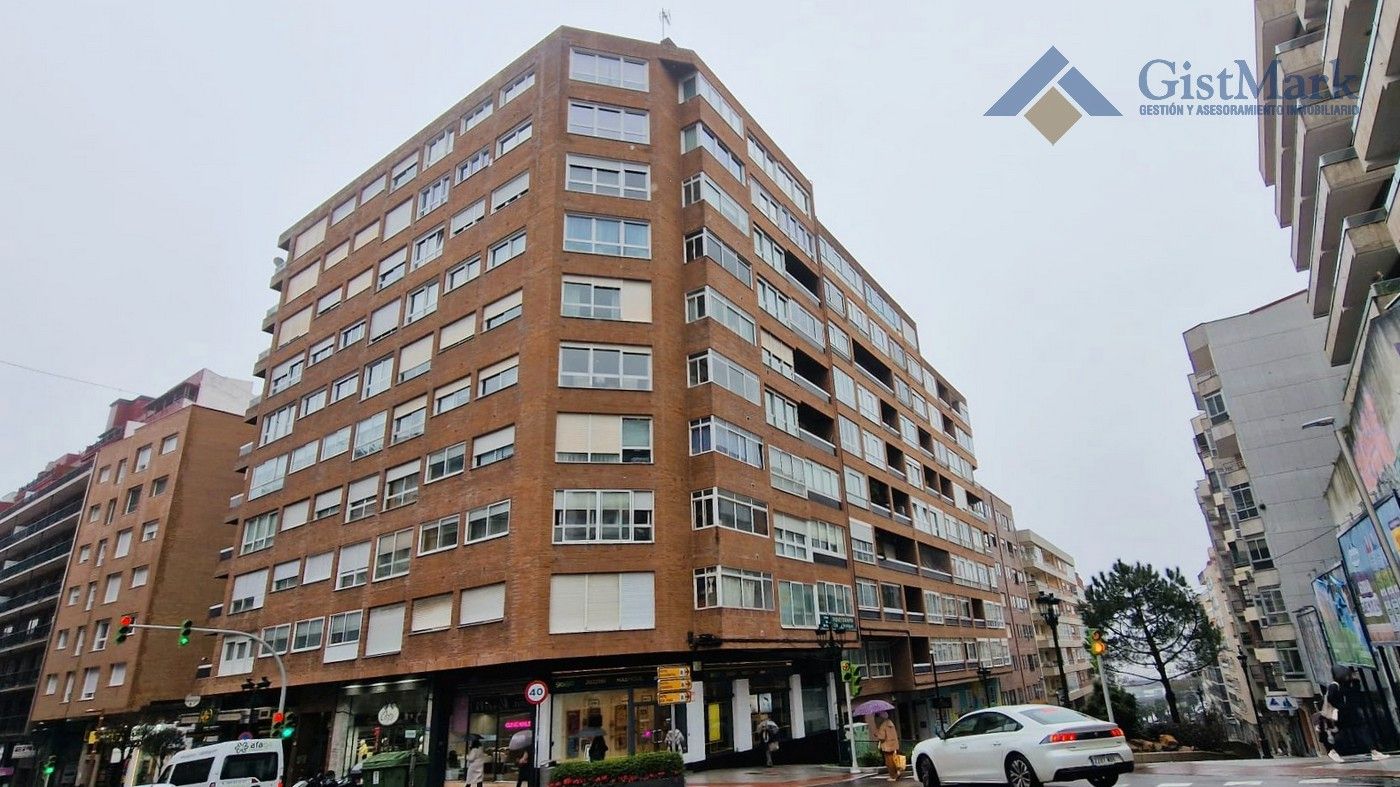 Vista exterior de Dúplex en venda en Vigo  amb Calefacció, Traster i Balcó