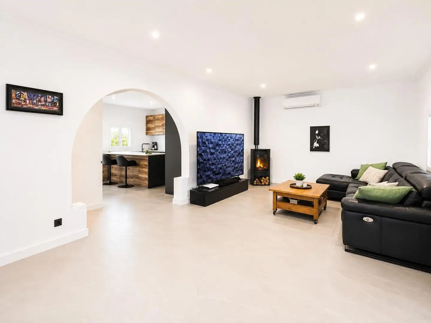Sala de estar de Finca rústica en venta en Sant Joan con Aire acondicionado, Calefacción y Jardín privado