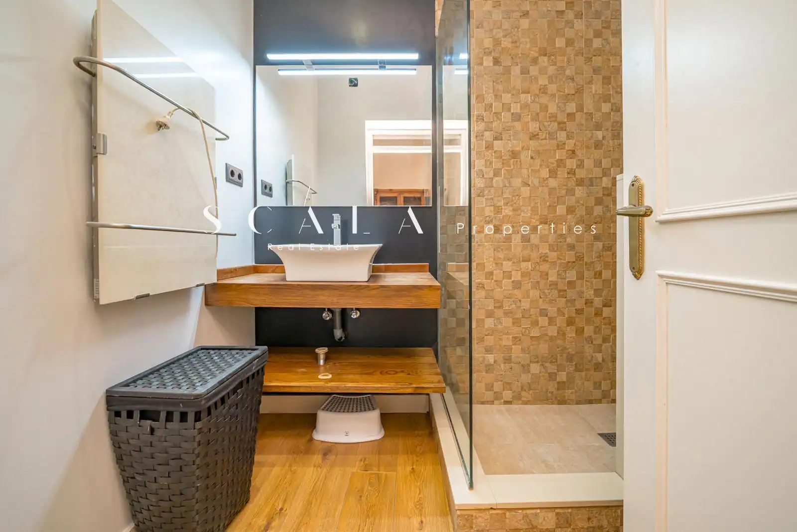 Bathroom of Duplexes for rent in Madrid  with Air Conditioner, Heating and Terrace