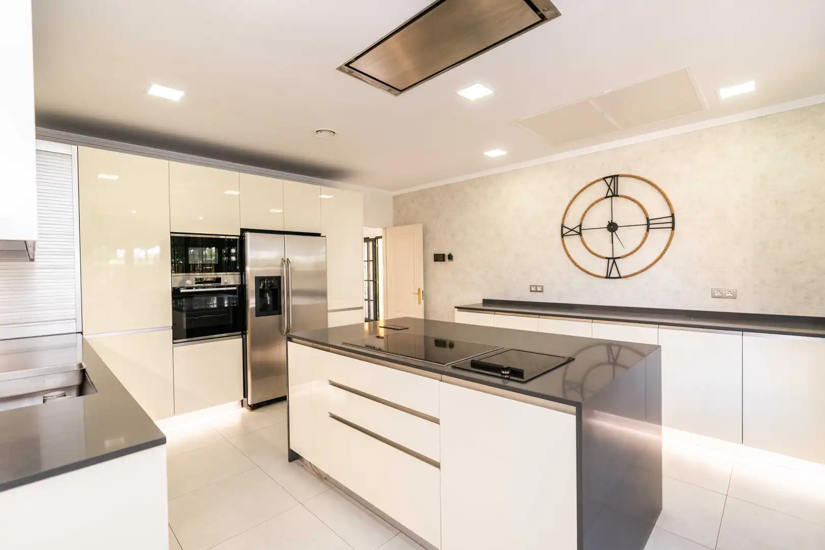 Cuina de Casa o xalet en venda en Marbella amb Aire condicionat, Jardí privat i Terrassa