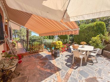 Casa amb piscina en venda a Castellví de Rosanes