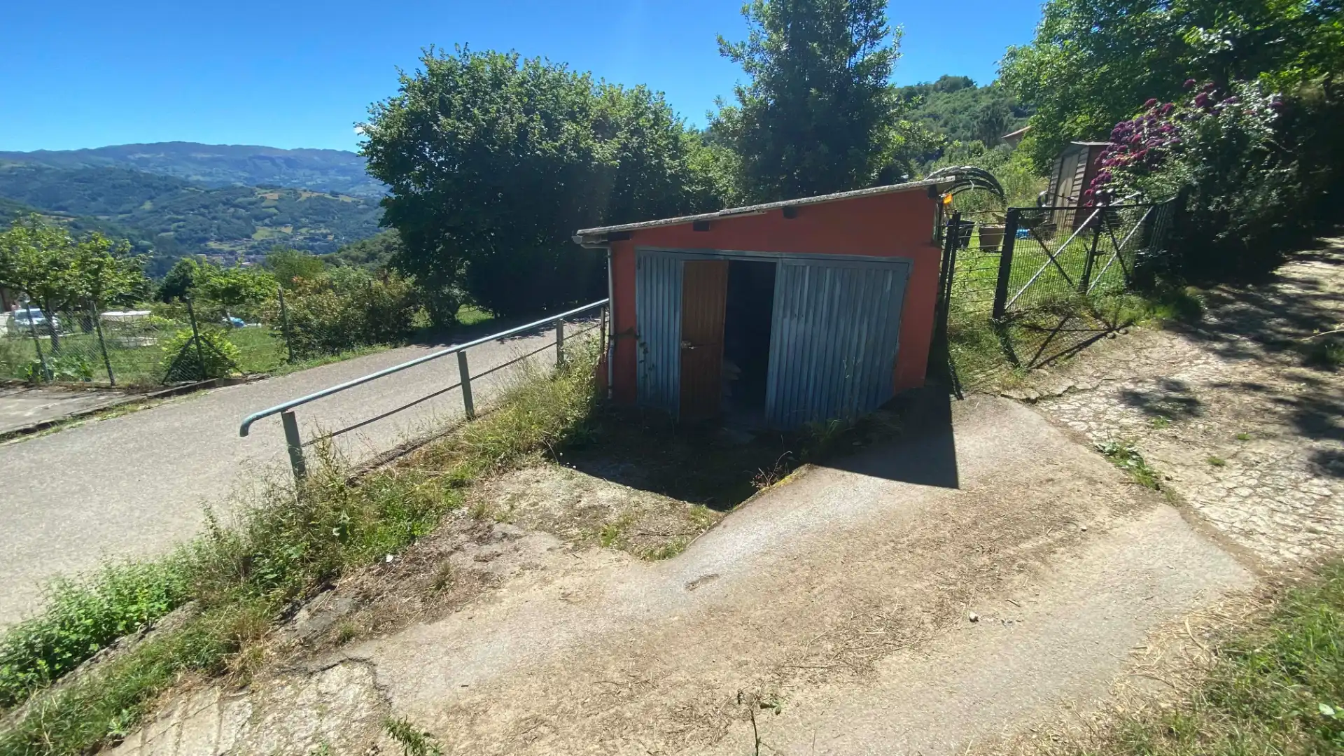 Parking de Casa o chalet en venta en San Martín del Rey Aurelio con Calefacción, Jardín privado y Trastero