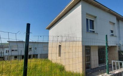 Vista exterior de Casa adosada en venda en Polanco amb Jardí privat, Terrassa i Traster