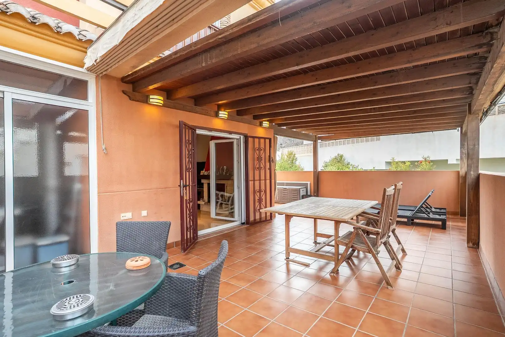 Terrasse von Einfamilien-Reihenhaus zum Verkauf in Huércal de Almería mit Klimaanlage, Privatgarten und Terrasse
