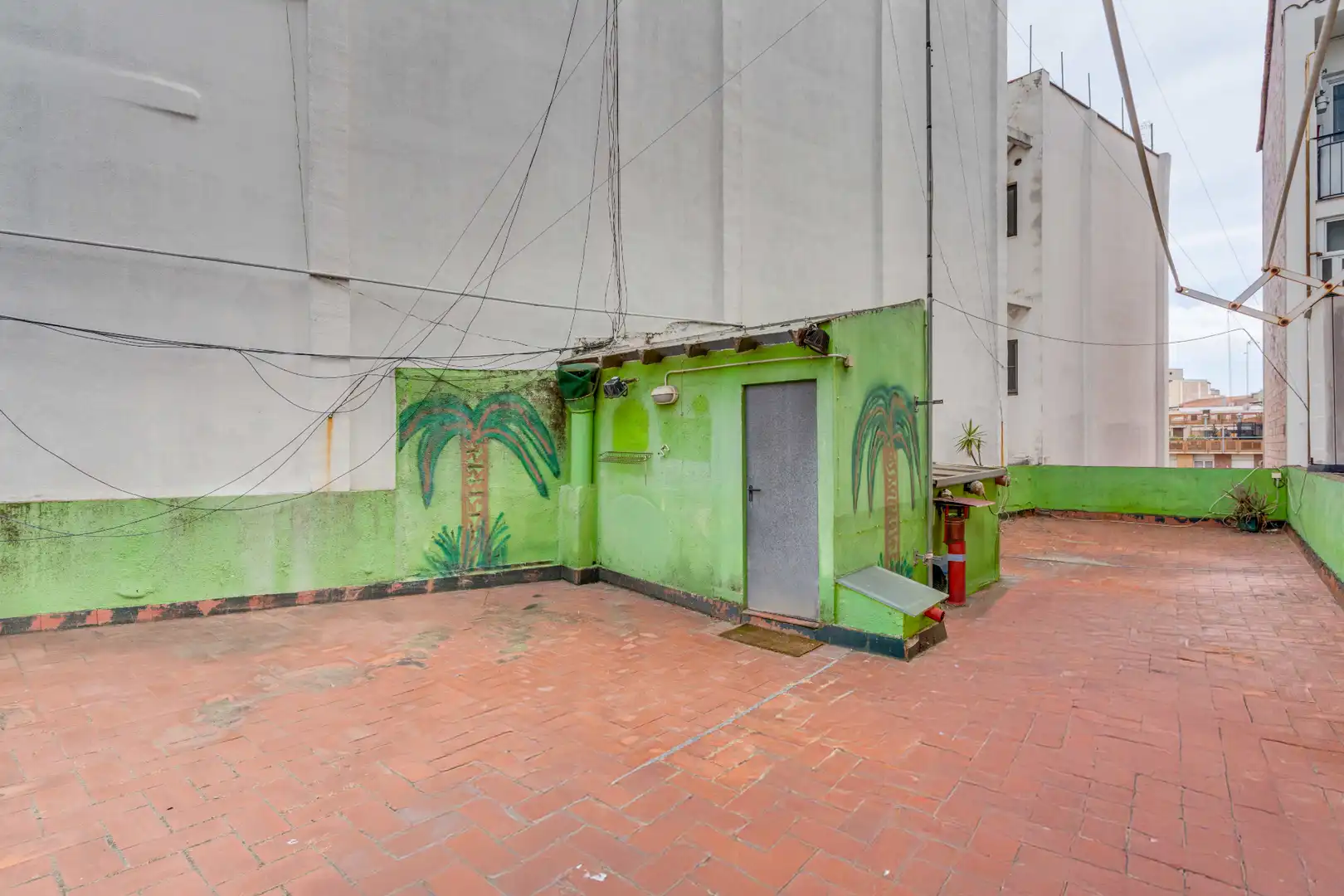 Vista exterior de Piso en venta en Barcelona con Terraza, Horno y Lavadora