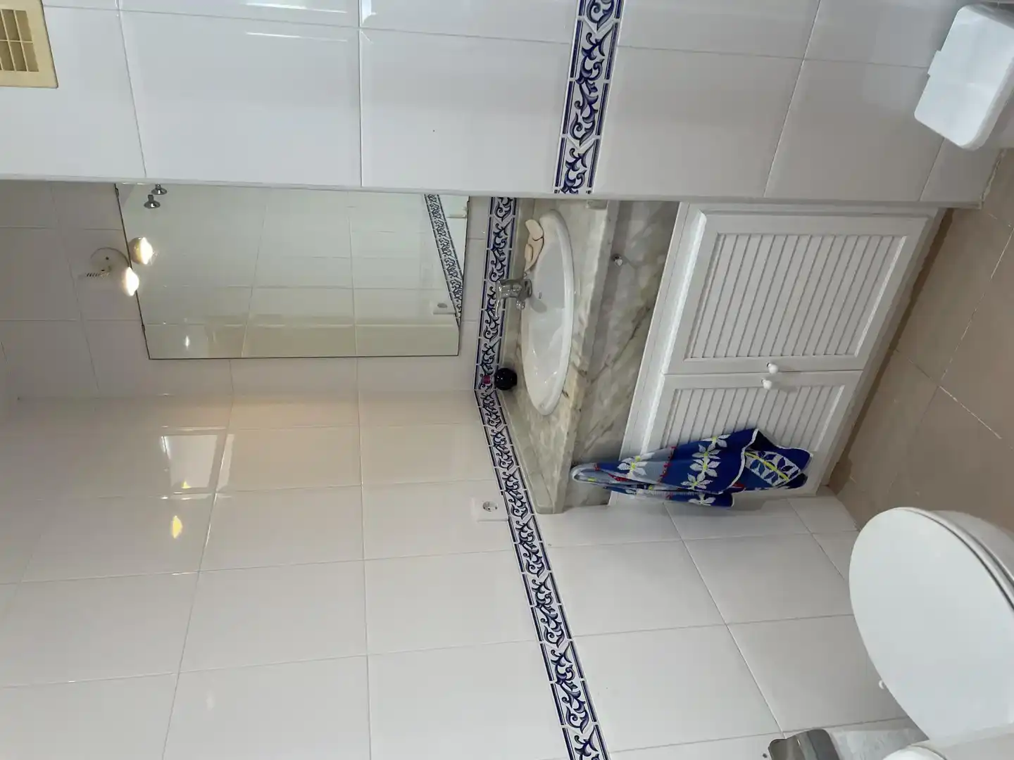 Badezimmer von Wohnungen zur Miete in Rota mit Klimaanlage, Privatgarten und Abstellraum