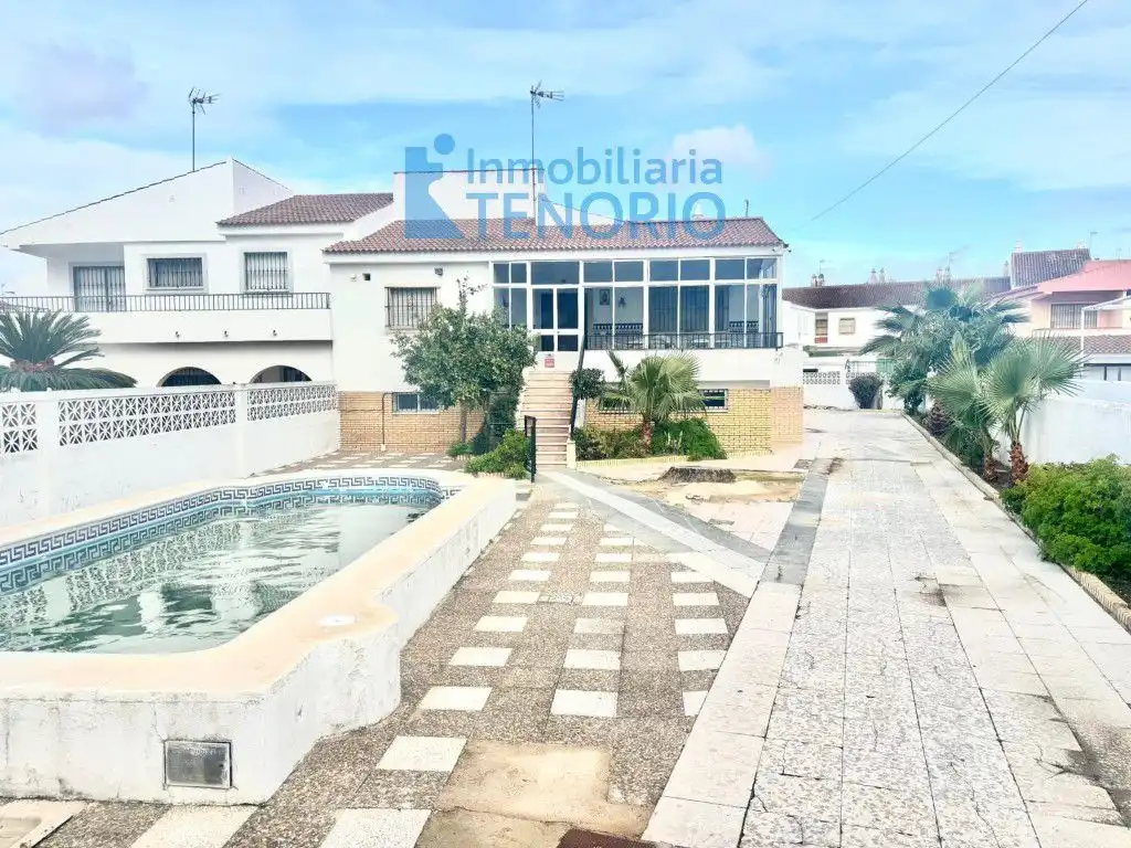 Vista exterior de Casa o xalet en venda en La Antilla amb Terrassa i Traster