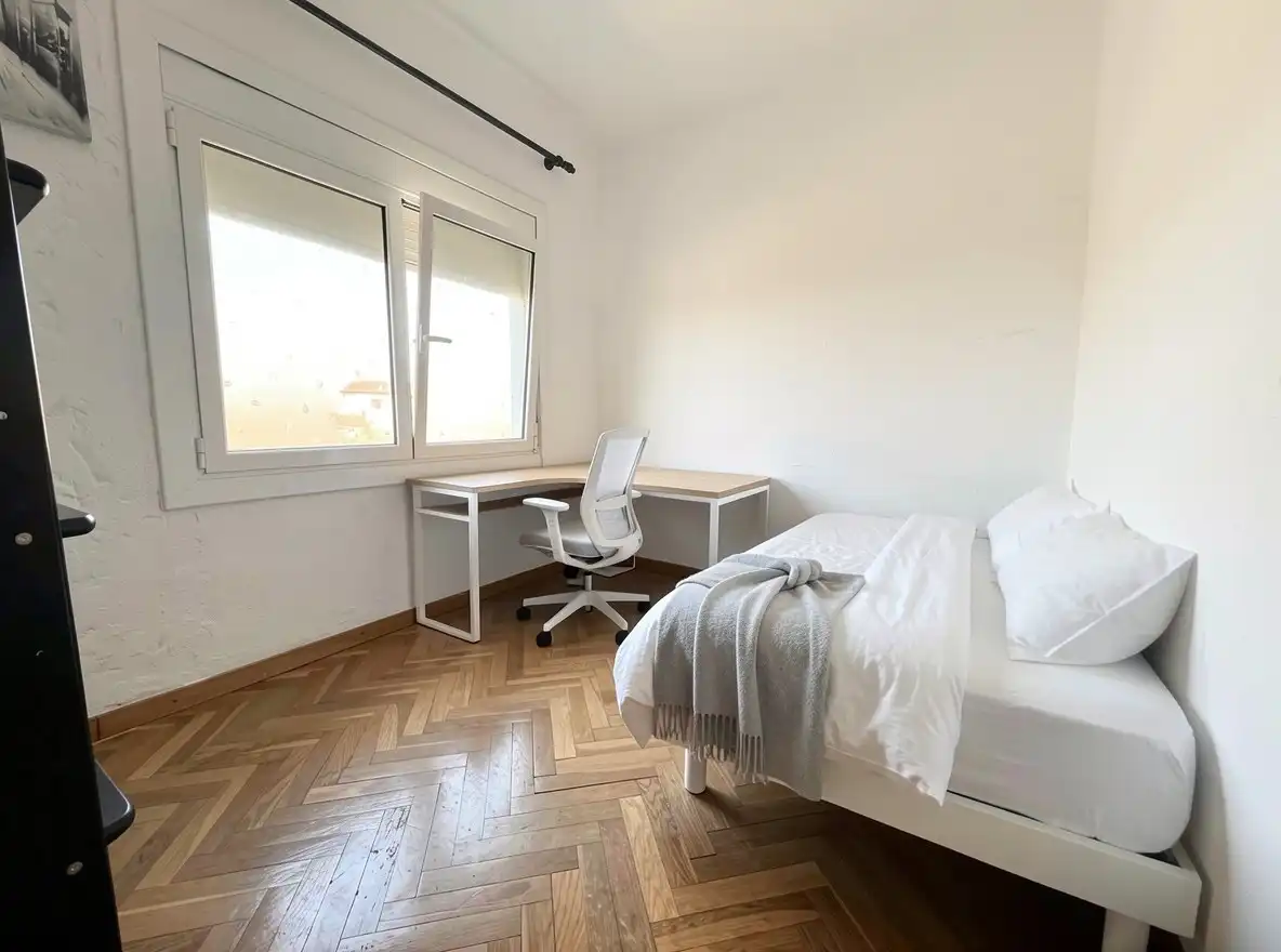 Habitación de Piso en venta en L'Hospitalet de Llobregat con Amueblado, Balcón y Alarma
