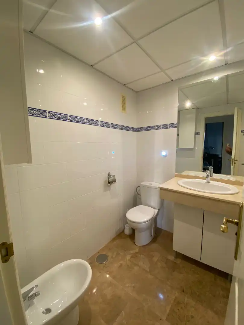 Badezimmer von Wohnungen zum Verkauf in Marbella mit Klimaanlage, Terrasse und Möbliert