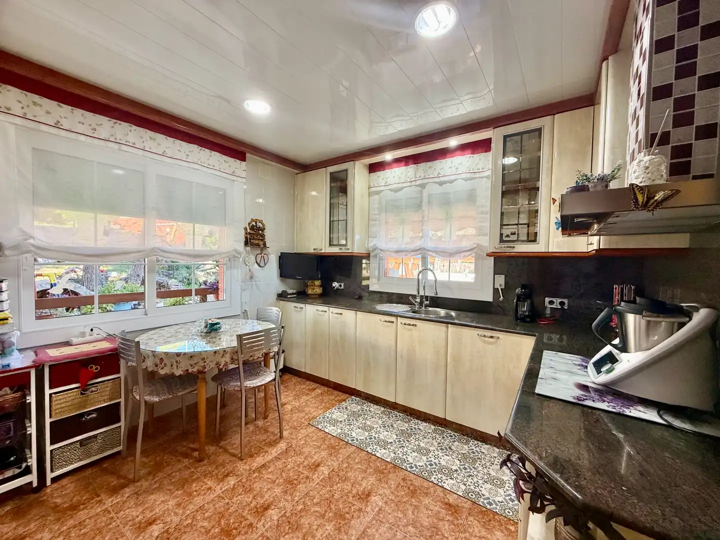 Cocina de Casa o chalet en venta en Vallirana con Jardín privado, Terraza y Horno