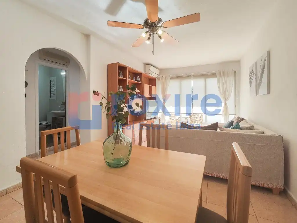 Menjador de Apartament de lloguer en Sant Antoni de Portmany amb Aire condicionat, Terrassa i Moblat
