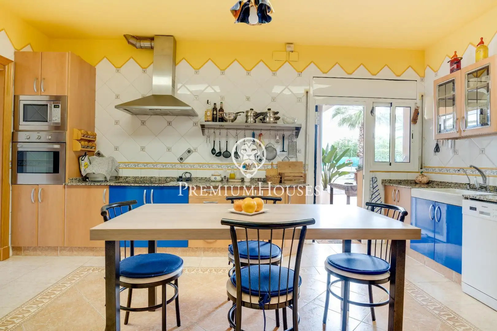 Cocina de Casa o chalet en venta en Vilanova i la Geltrú con Aire acondicionado, Calefacción y Jardín privado