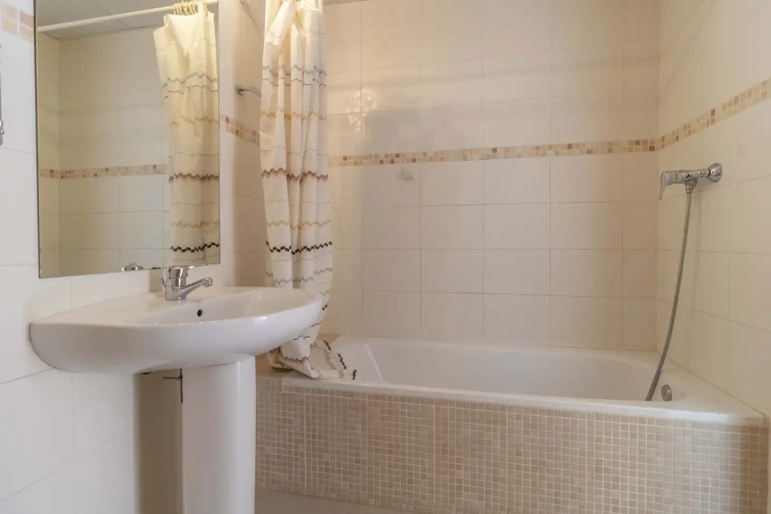 Baño de Casa adosada en venta en Espartinas con Aire acondicionado, Terraza y Piscina