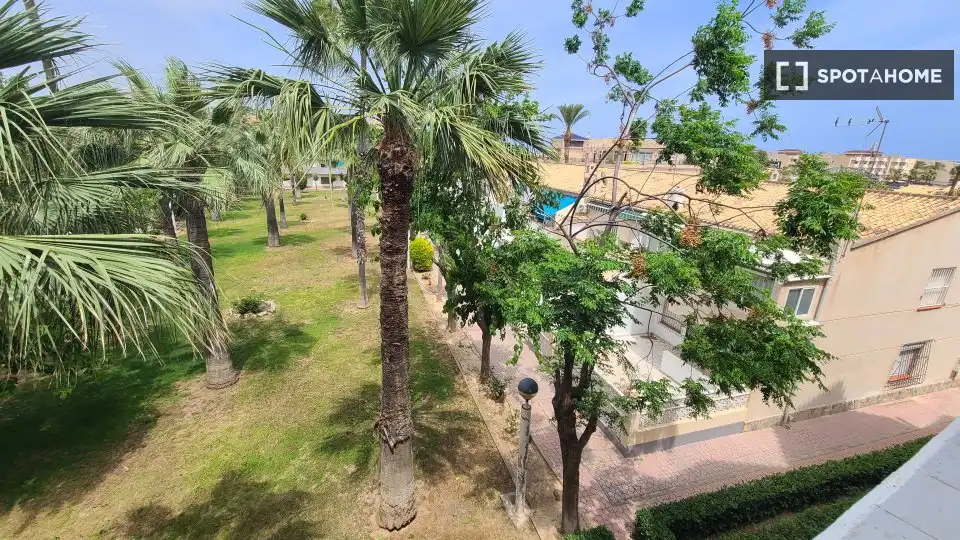Jardín de Apartamento para compartir en Orihuela con Aire acondicionado, Terraza y Amueblado