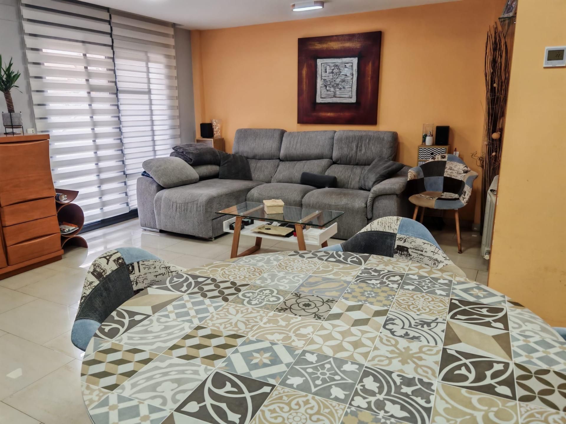 Sala d'estar de Casa adosada en venda en El Vendrell amb Aire condicionat, Jardí privat i Terrassa