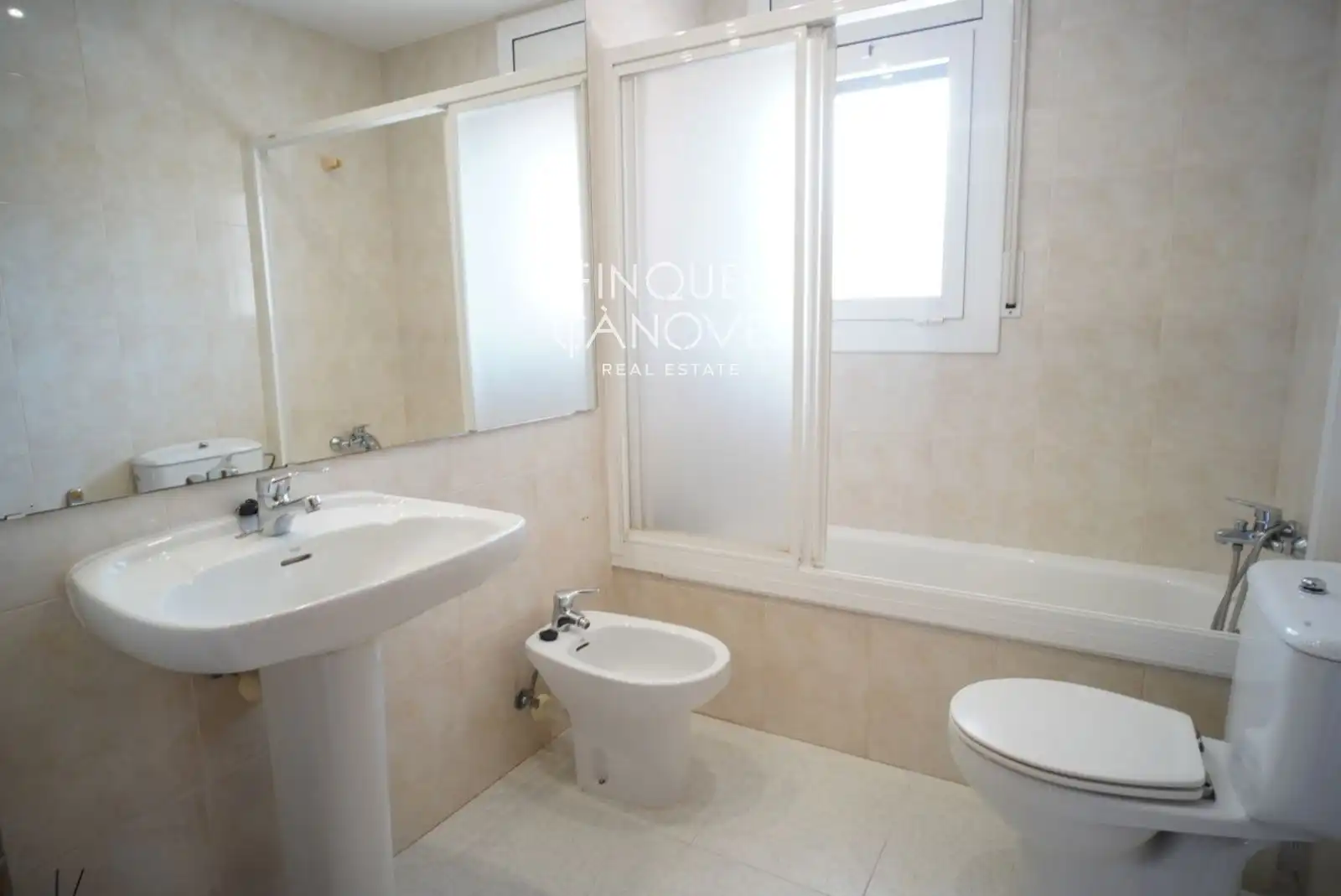 Baño de Casa adosada en venta en Girona con Aire acondicionado, Calefacción y Jardín privado