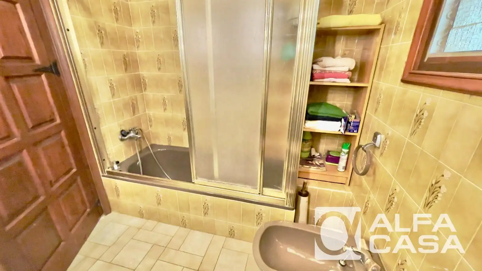 Bathroom of Houses for sale in Canyelles