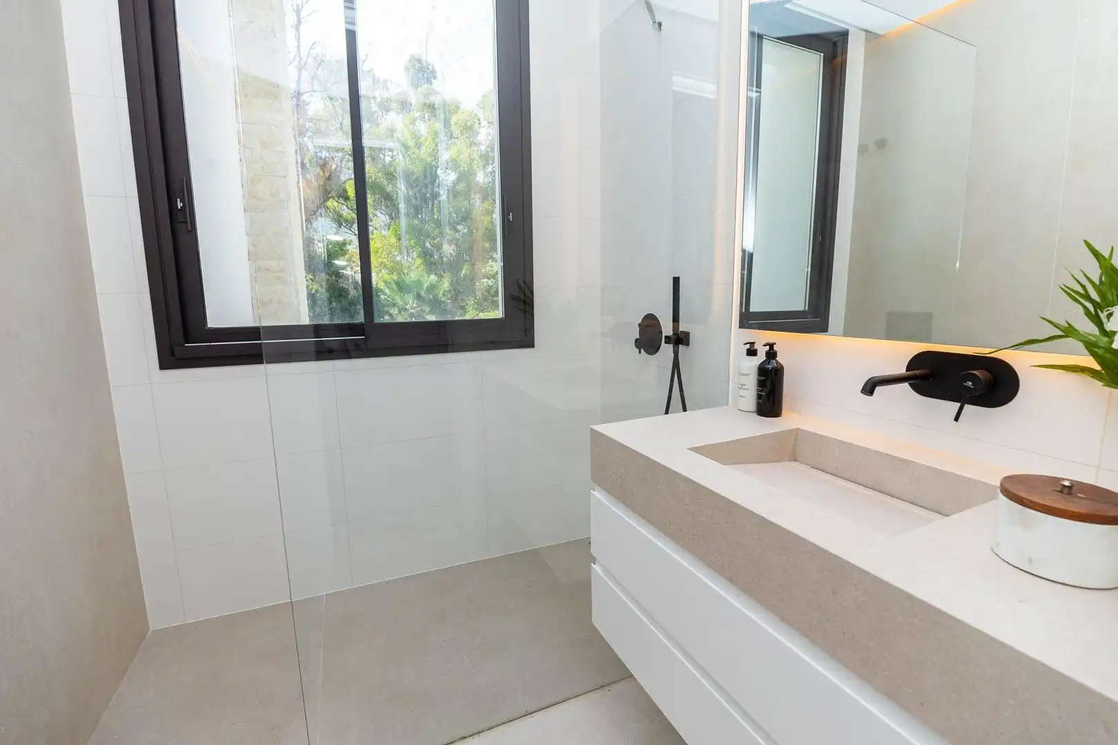 Baño de Casa o chalet en venta en Marbella con Aire acondicionado, Jardín privado y Terraza
