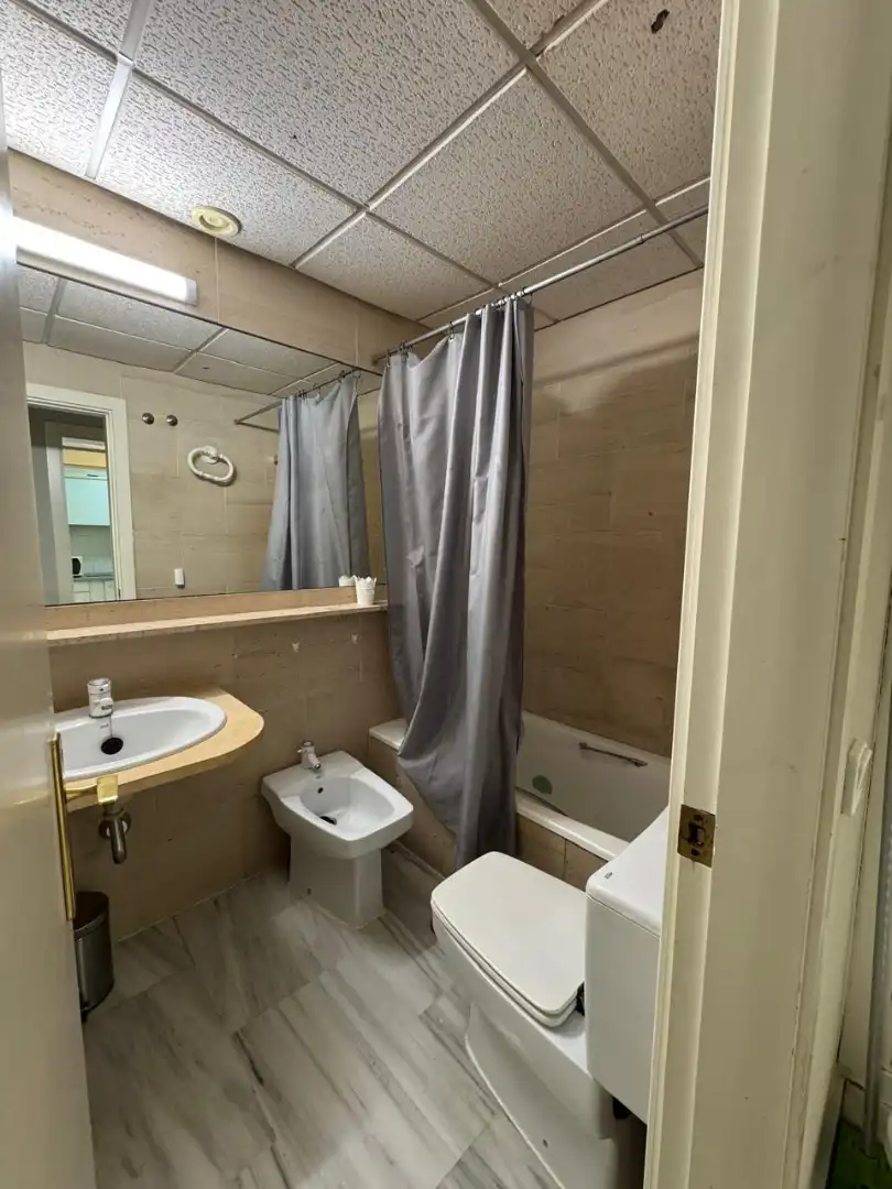 Bathroom of Apartments for rent in Sevilla  with Air Conditioner, Heating and Terrace