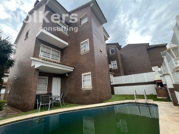 Exterior view of Single-family semi-detached to rent in Viladecans  with Air Conditioner, Heating and Private garden