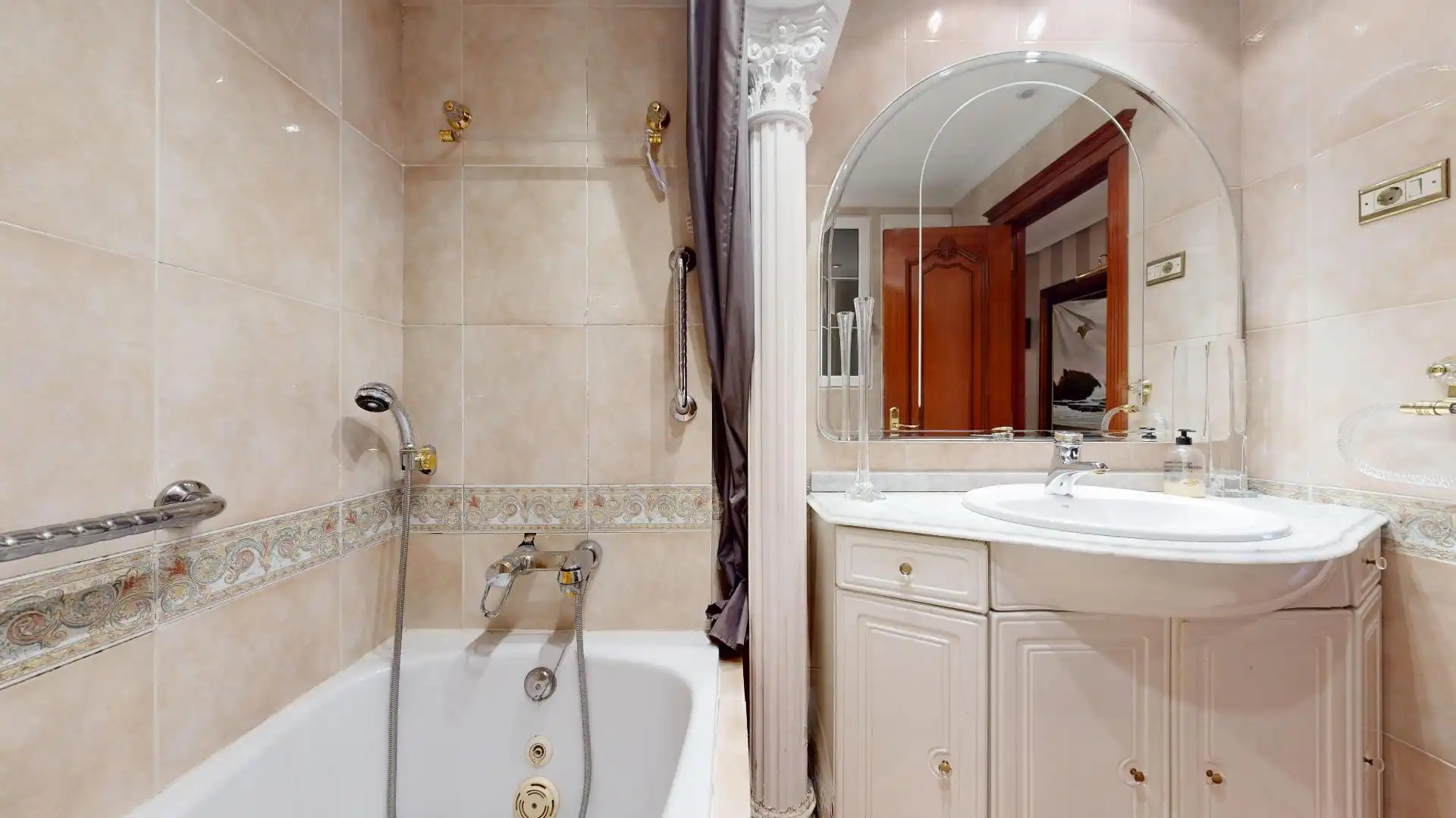 Bathroom of Flat for sale in Bilbao   with Heating, Terrace and Balcony