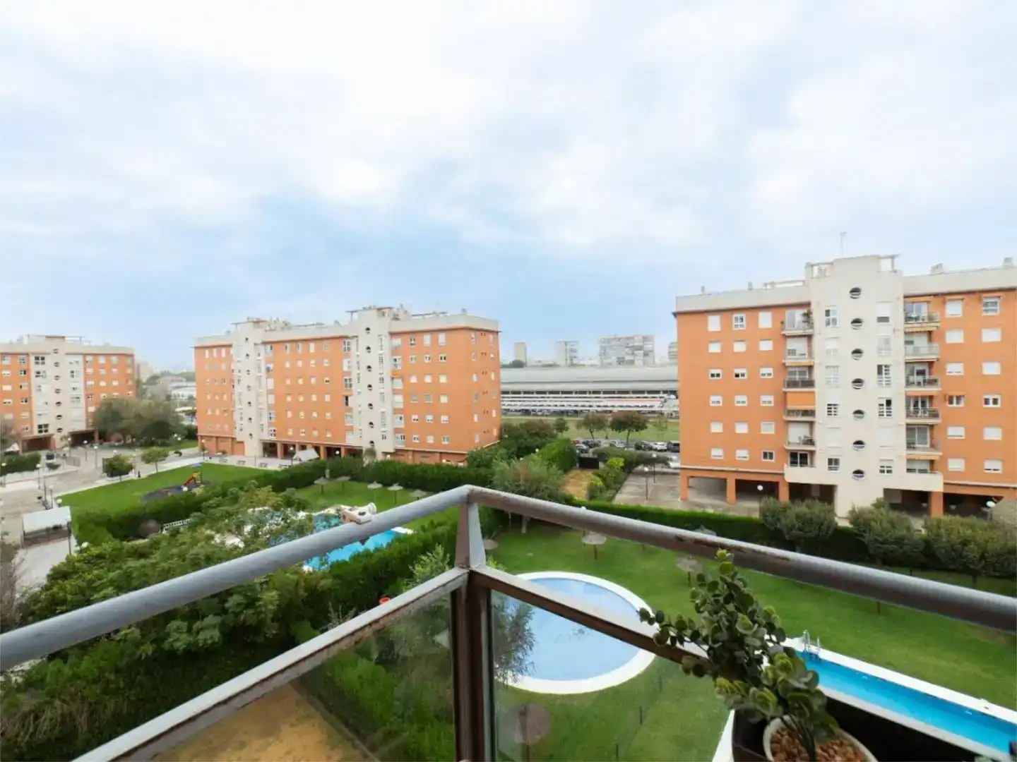 Vista exterior de Pis en venda en  Sevilla Capital amb Aire condicionat, Piscina i Balcó