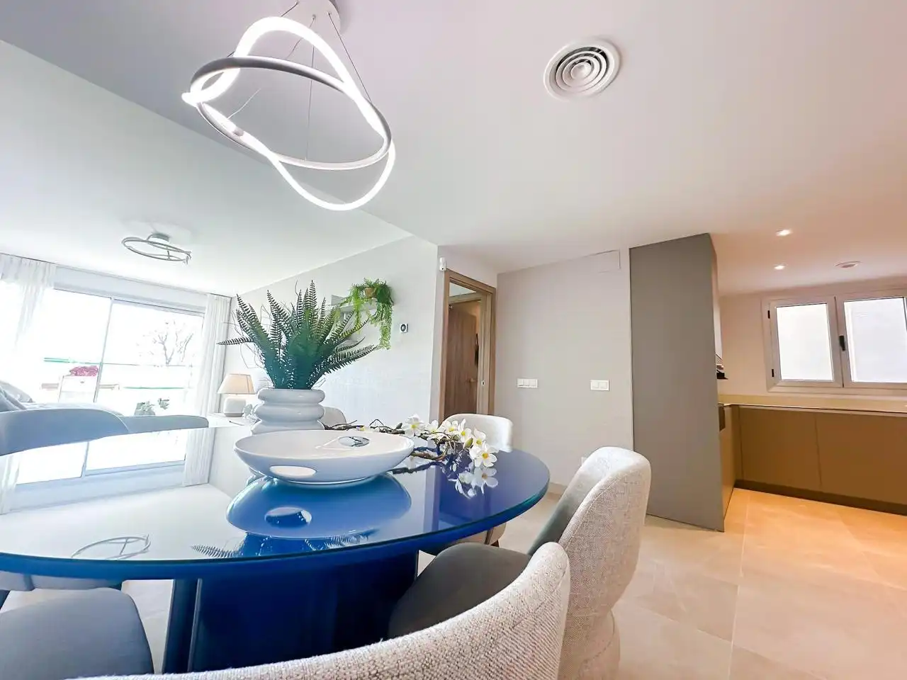 Menjador de Apartament en venda en Estepona amb Aire condicionat, Calefacció i Terrassa