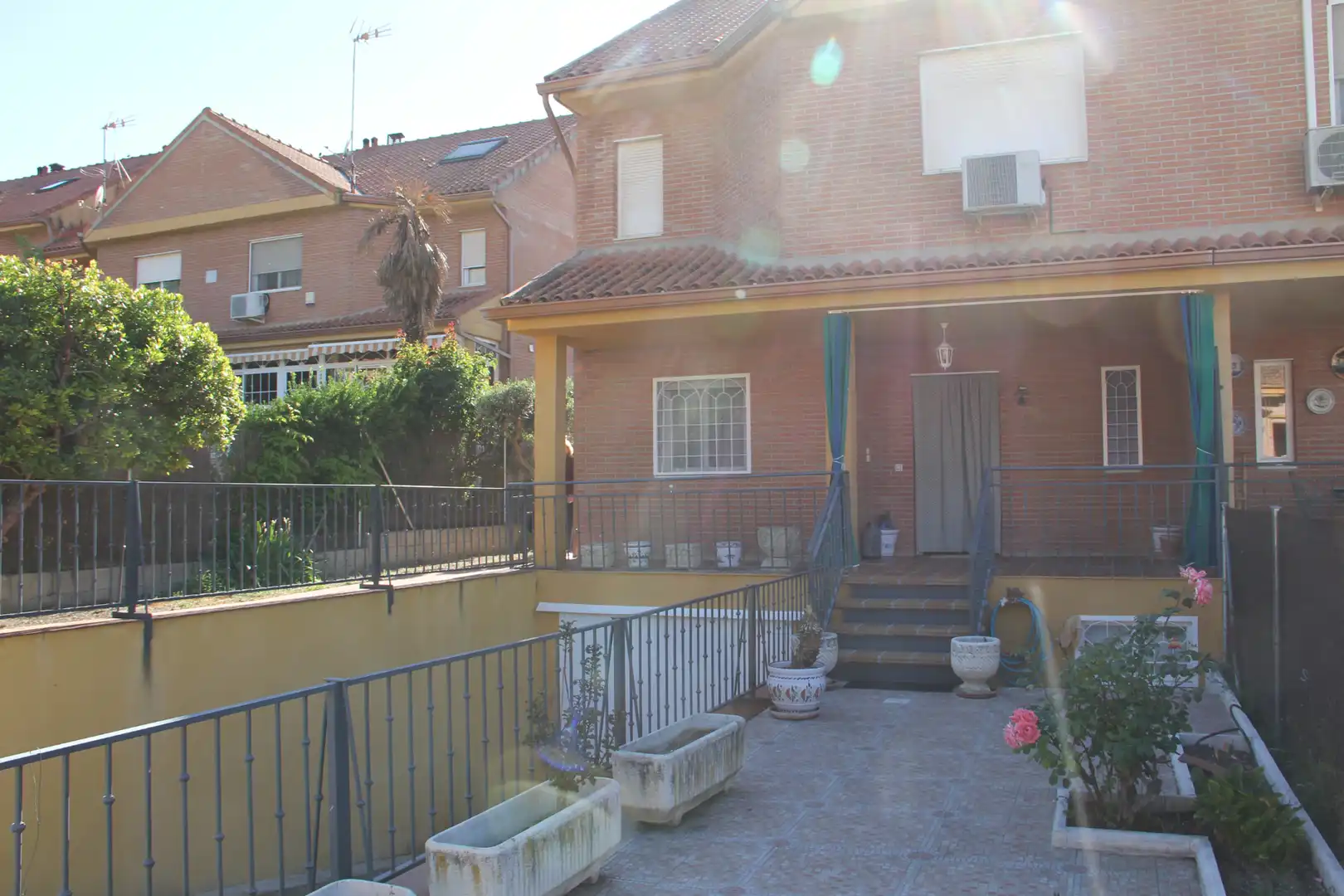 Außenansicht von Haus oder Chalet zum Verkauf in Villalbilla mit Klimaanlage, Heizung und Privatgarten