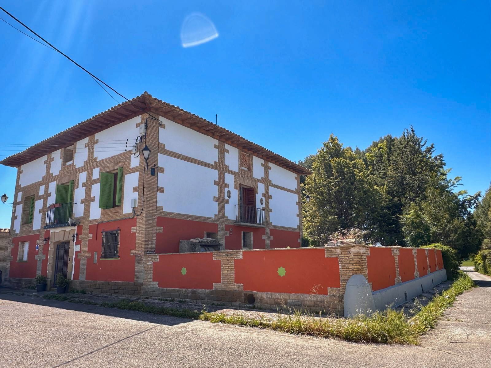 Vista exterior de Casa o xalet en venda en  Huesca Capital amb Aire condicionat, Jardí privat i Terrassa