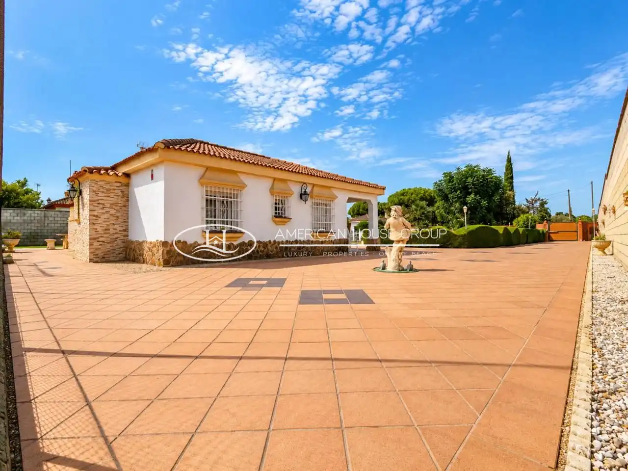 Vista exterior de Casa o xalet en venda en Chiclana de la Frontera amb Aire condicionat, Jardí privat i Traster